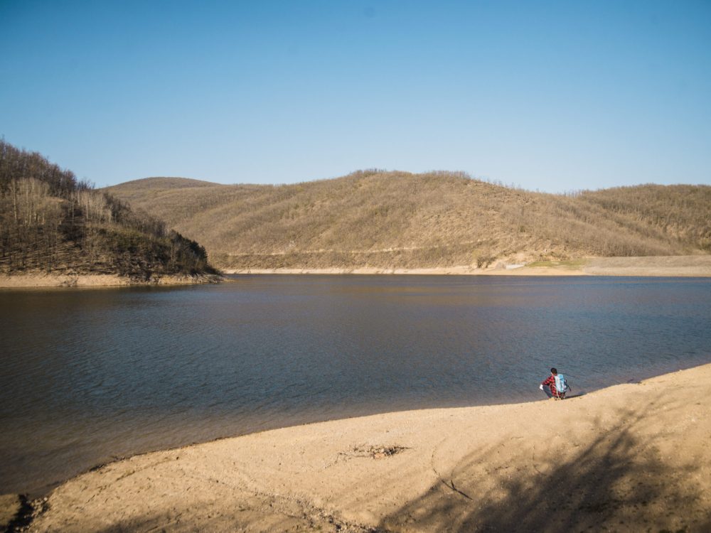 couple-resting-by-lake